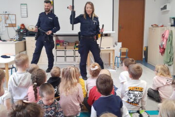 spotkanie z policjantami w przedszkolu