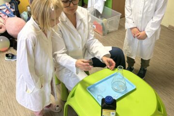 Mały odkrywca laboratorium małego chemika