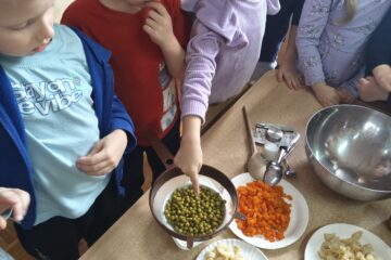 Robimy sałatkę jarzynową.