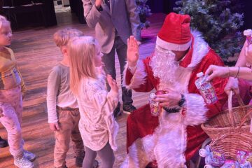 Mikołajkowe spotkanie przedszkolaków z Leosią i Bielusiem