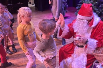 Mikołajkowe spotkanie przedszkolaków z Leosią i Bielusiem