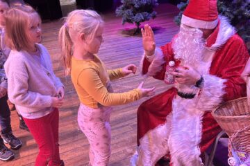 Mikołajkowe spotkanie przedszkolaków z Leosią i Bielusiem