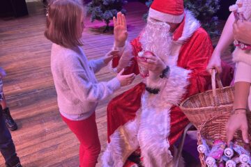 Mikołajkowe spotkanie przedszkolaków z Leosią i Bielusiem