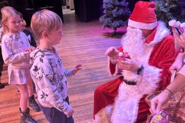 Mikołajkowe spotkanie przedszkolaków z Leosią i Bielusiem