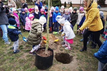 Sadzenie drzewek z okazji 100 lecia Niepodległości Polski
