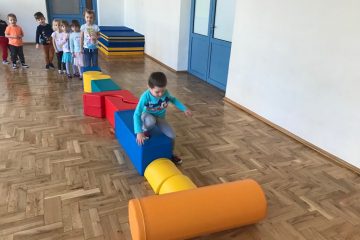 Ćwiczenia i zabawy na sali gimnastycznej