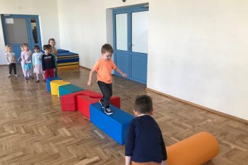 Ćwiczenia i zabawy na sali gimnastycznej