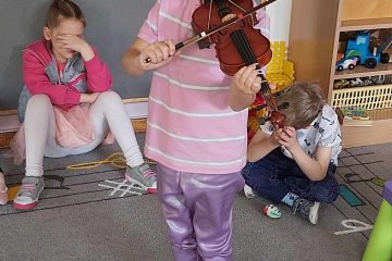 Patrycja gra na skrzypcach