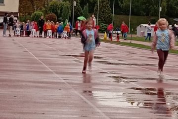 Wycieczka Wycieczka na Stadion Budowlani Częstochowski Klub Sportowy na Olimpijskie zmagania przedszkolaków. Pokój i szacunek to ważna sprawa. Liczy się sport i dobra zabawa.