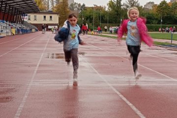 Wycieczka Wycieczka na Stadion Budowlani Częstochowski Klub Sportowy na Olimpijskie zmagania przedszkolaków. Pokój i szacunek to ważna sprawa. Liczy się sport i dobra zabawa.