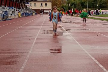 Wycieczka Wycieczka na Stadion Budowlani Częstochowski Klub Sportowy na Olimpijskie zmagania przedszkolaków. Pokój i szacunek to ważna sprawa. Liczy się sport i dobra zabawa.