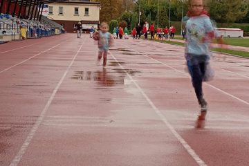 Wycieczka Wycieczka na Stadion Budowlani Częstochowski Klub Sportowy na Olimpijskie zmagania przedszkolaków. Pokój i szacunek to ważna sprawa. Liczy się sport i dobra zabawa.