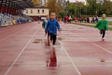 Wycieczka Wycieczka na Stadion Budowlani Częstochowski Klub Sportowy na Olimpijskie zmagania przedszkolaków. Pokój i szacunek to ważna sprawa. Liczy się sport i dobra zabawa.