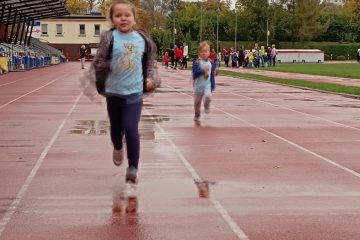 Wycieczka Wycieczka na Stadion Budowlani Częstochowski Klub Sportowy na Olimpijskie zmagania przedszkolaków. Pokój i szacunek to ważna sprawa. Liczy się sport i dobra zabawa.