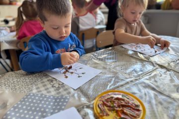 TYDZIEŃ: Liście malowane, pod drzewem rozsypane