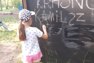 Piknik popołudniowo nocny dzieci kończących przedszkole