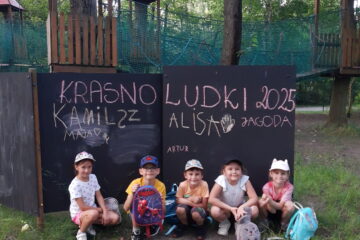 Piknik popołudniowo nocny dzieci kończących przedszkole