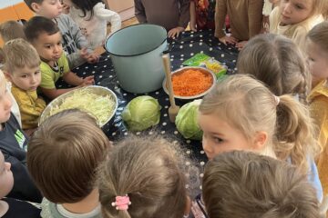 Kiszenie kapusty nawiązanie do tematu tygodnia „Zdrowie na talerzu”.