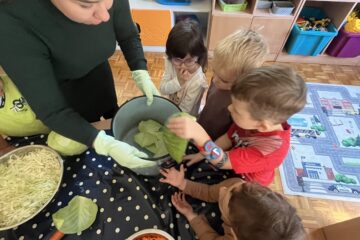 Kiszenie kapusty nawiązanie do tematu tygodnia „Zdrowie na talerzu”.