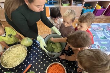 Kiszenie kapusty nawiązanie do tematu tygodnia „Zdrowie na talerzu”.