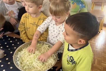 Kiszenie kapusty nawiązanie do tematu tygodnia „Zdrowie na talerzu”.