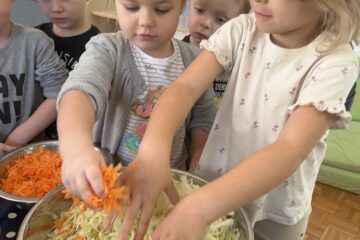 Kiszenie kapusty nawiązanie do tematu tygodnia „Zdrowie na talerzu”.