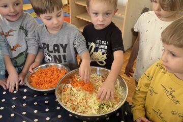 Kiszenie kapusty nawiązanie do tematu tygodnia „Zdrowie na talerzu”.