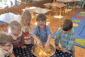 Kiszenie kapusty nawiązanie do tematu tygodnia „Zdrowie na talerzu”.