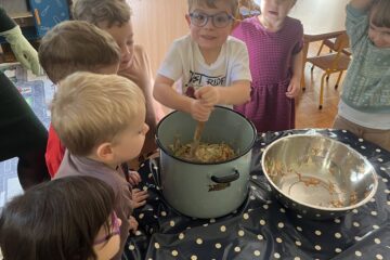 Kiszenie kapusty nawiązanie do tematu tygodnia „Zdrowie na talerzu”.