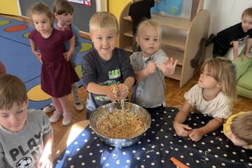 Kiszenie kapusty nawiązanie do tematu tygodnia „Zdrowie na talerzu”.