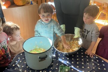 Kiszenie kapusty nawiązanie do tematu tygodnia „Zdrowie na talerzu”.