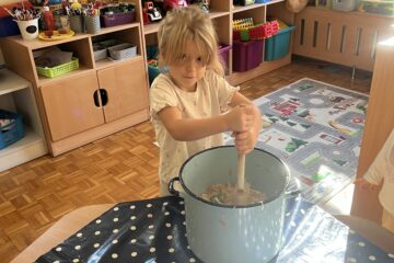 Kiszenie kapusty nawiązanie do tematu tygodnia „Zdrowie na talerzu”.