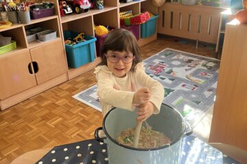 Kiszenie kapusty nawiązanie do tematu tygodnia „Zdrowie na talerzu”.