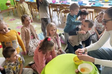 Zajęcia "Mali odkrywcy" jajko eksperymentuje