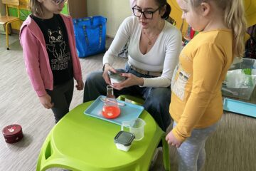 Zajęcia "Mali odkrywcy" jajko eksperymentuje