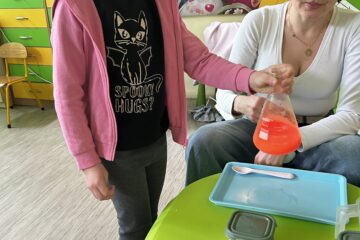 Zajęcia "Mali odkrywcy" jajko eksperymentuje