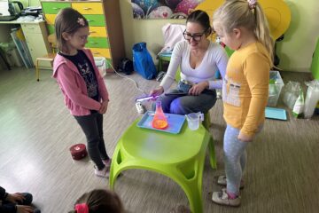 Zajęcia "Mali odkrywcy" jajko eksperymentuje