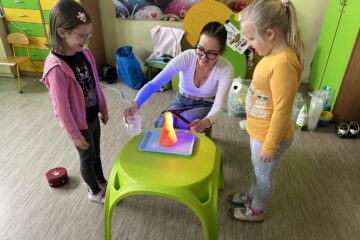 Zajęcia "Mali odkrywcy" jajko eksperymentuje