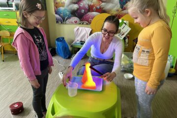 Zajęcia "Mali odkrywcy" jajko eksperymentuje