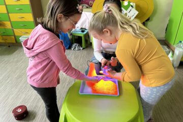 Zajęcia "Mali odkrywcy" jajko eksperymentuje