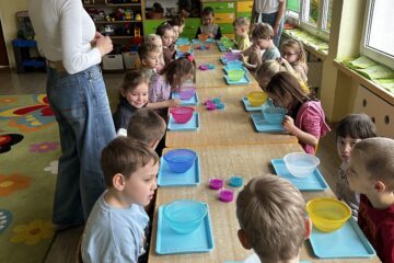 Zajęcia "Mali odkrywcy" jajko eksperymentuje