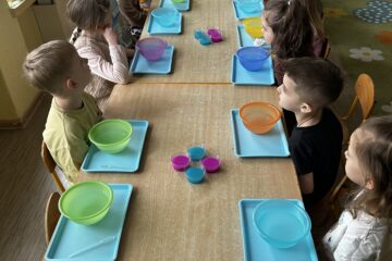 Zajęcia "Mali odkrywcy" jajko eksperymentuje