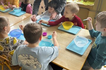 Zajęcia "Mali odkrywcy" jajko eksperymentuje