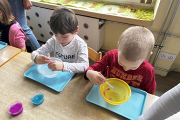 Zajęcia "Mali odkrywcy" jajko eksperymentuje