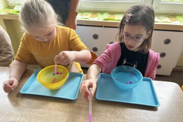 Zajęcia "Mali odkrywcy" jajko eksperymentuje