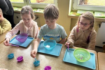 Zajęcia "Mali odkrywcy" jajko eksperymentuje