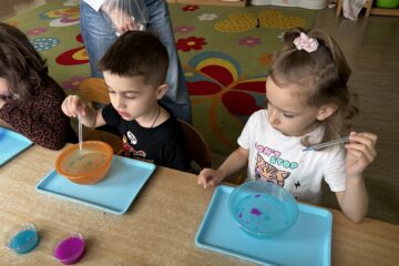 Zajęcia "Mali odkrywcy" jajko eksperymentuje