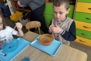 Zajęcia "Mali odkrywcy" jajko eksperymentuje