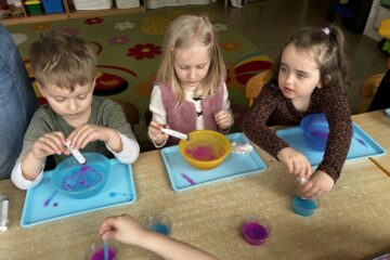 Zajęcia "Mali odkrywcy" jajko eksperymentuje