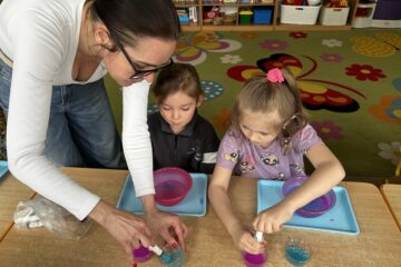 Zajęcia "Mali odkrywcy" jajko eksperymentuje